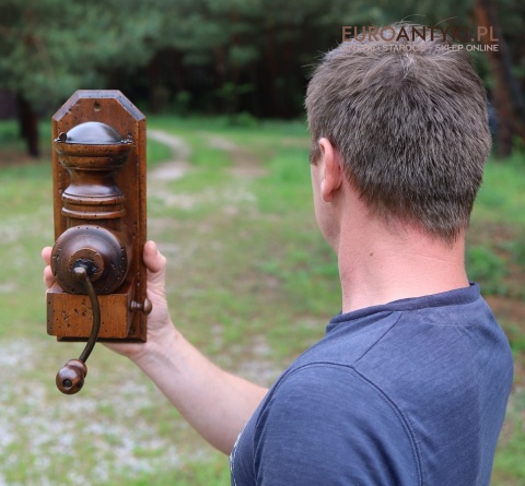 Stylowy drewniany młynek retro z lat 60/70 – francuski design w rustykalnym stylu do twojej kuchni lub kawiarni 🍂