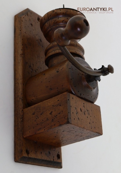 Stylowy drewniany młynek retro z lat 60/70 – francuski design w rustykalnym stylu do twojej kuchni lub kawiarni 🍂