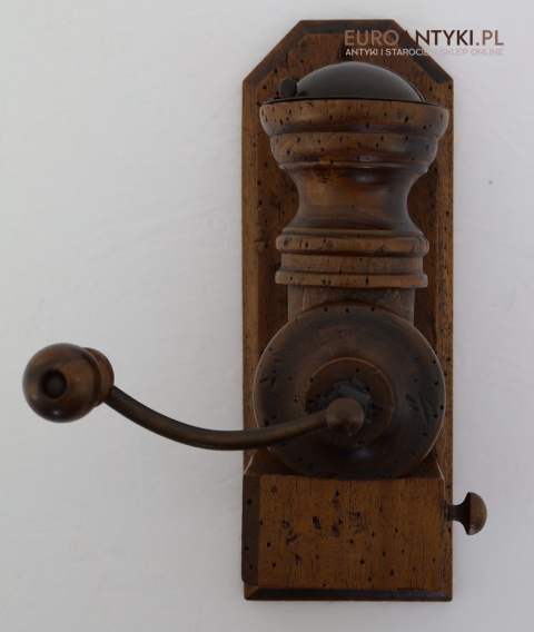 Stylowy drewniany młynek retro z lat 60/70 – francuski design w rustykalnym stylu do twojej kuchni lub kawiarni 🍂