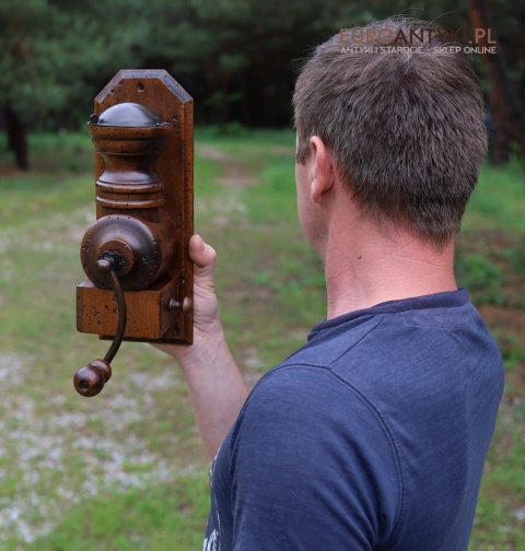 Stylowy drewniany młynek retro z lat 60/70 – francuski design w rustykalnym stylu do twojej kuchni lub kawiarni 🍂