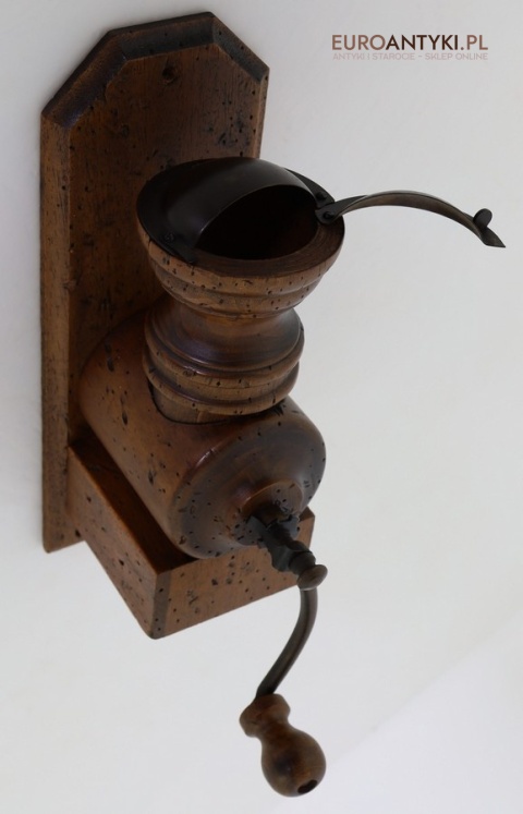 Stylowy drewniany młynek retro z lat 60/70 – francuski design w rustykalnym stylu do twojej kuchni lub kawiarni 🍂