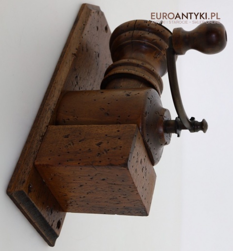 Stylowy drewniany młynek retro z lat 60/70 – francuski design w rustykalnym stylu do twojej kuchni lub kawiarni 🍂