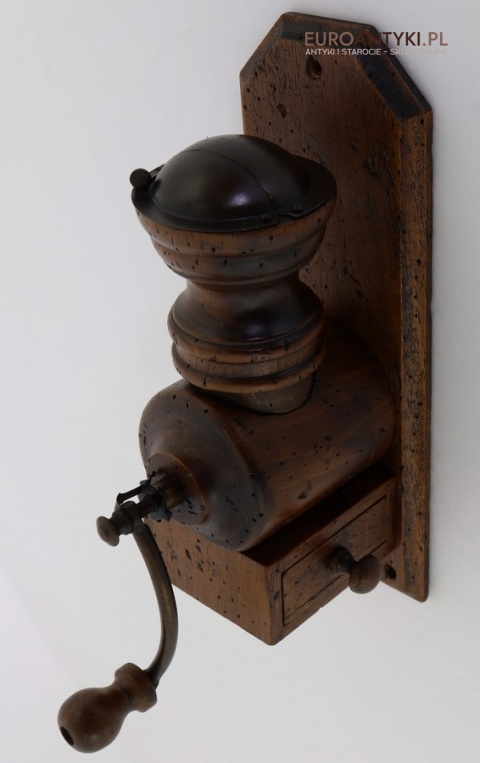 Stylowy drewniany młynek retro z lat 60/70 – francuski design w rustykalnym stylu do twojej kuchni lub kawiarni 🍂