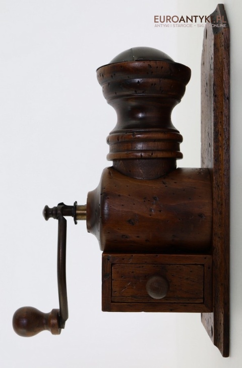 Stylowy drewniany młynek retro z lat 60/70 – francuski design w rustykalnym stylu do twojej kuchni lub kawiarni 🍂