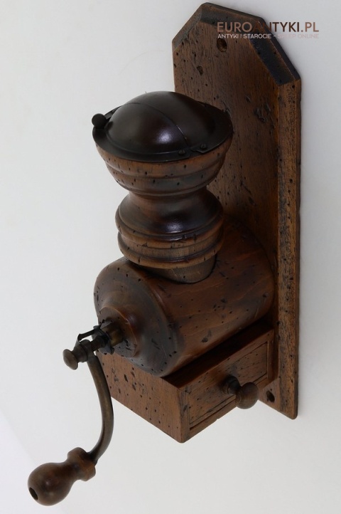 Stylowy drewniany młynek retro z lat 60/70 – francuski design w rustykalnym stylu do twojej kuchni lub kawiarni 🍂