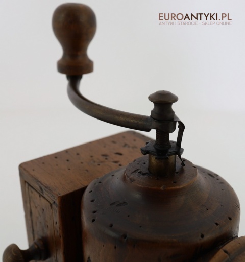 Stylowy drewniany młynek retro z lat 60/70 – francuski design w rustykalnym stylu do twojej kuchni lub kawiarni 🍂