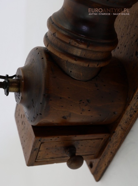 Stylowy drewniany młynek retro z lat 60/70 – francuski design w rustykalnym stylu do twojej kuchni lub kawiarni 🍂