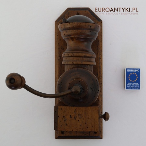 Stylowy drewniany młynek retro z lat 60/70 – francuski design w rustykalnym stylu do twojej kuchni lub kawiarni 🍂