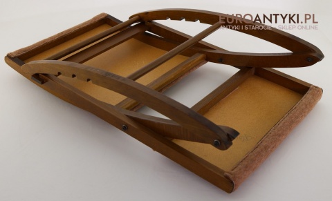 stary składany podnóżek drewniany