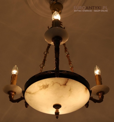 Stylowy żyrandol Empire z marmurowymi kloszami – luksusowe oświetlenie do salonu, gabinetu lub holu