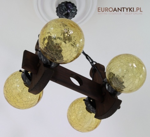 retro żyrandol z drewna i szkła