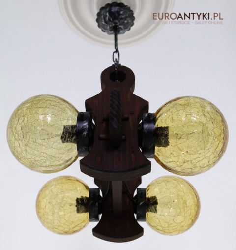 drewniany żyrandol z kloszami
