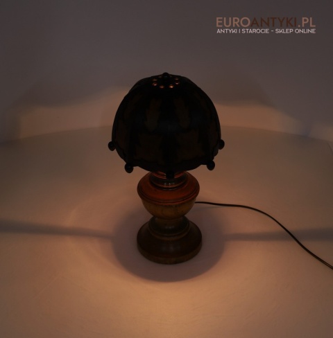 antyczna lampa stołowa w całości z drewna