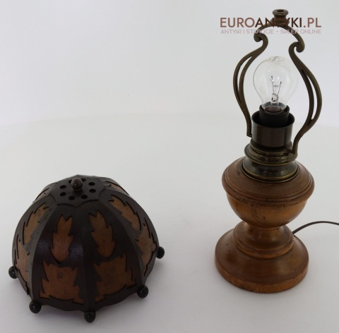 lampka stołowa z rzeźbionym abażurem