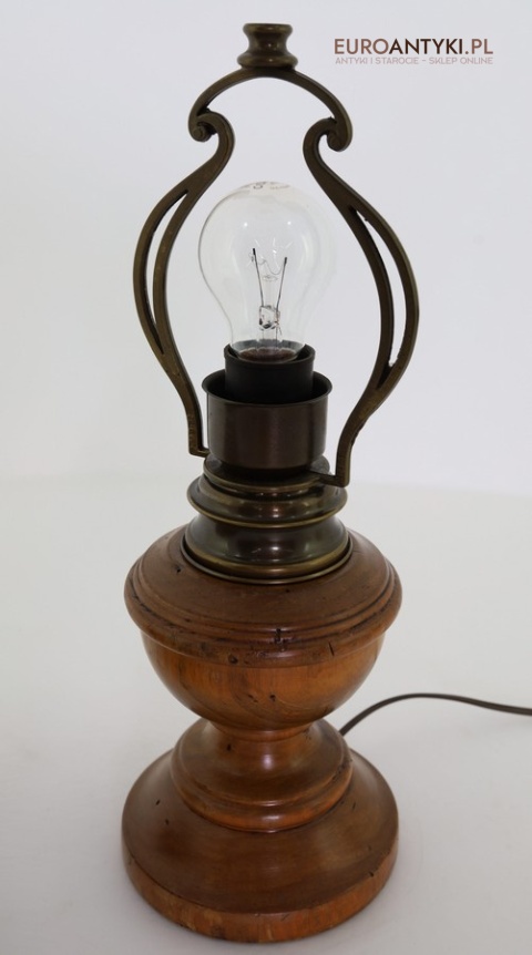 wiejska drewnian lampka stołowa