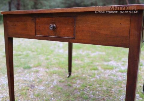 Zabytkowy stolik do kart / partnerski z epoki edwardiańskiej – lite drewno i skórzany blat (Anglia, ok. 1900 r.)