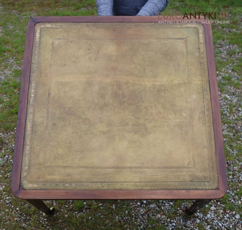 Zabytkowy stolik do kart / partnerski z epoki edwardiańskiej – lite drewno i skórzany blat (Anglia, ok. 1900 r.)