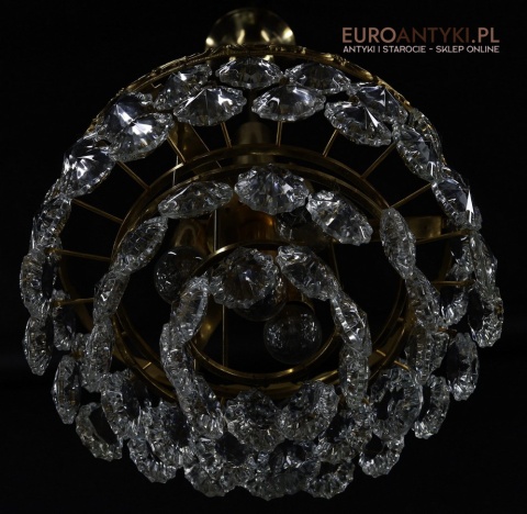 retro żyrandol z kryształami mieniącymi się w świetle