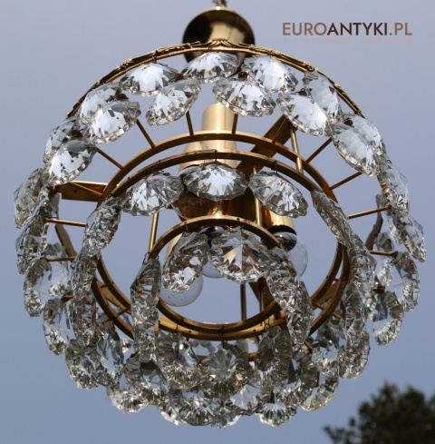 lampa wisząca z mosiądzu z bogato szlifowanymi kryształami