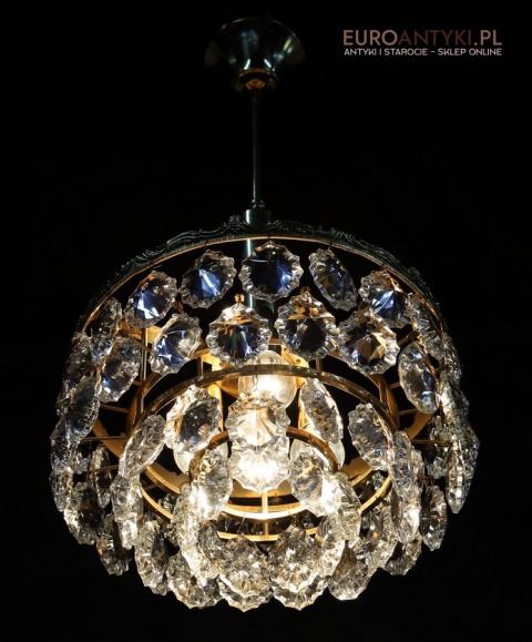 żyrandol w stylu hollywood regency z kryształowymi zdobieniami
