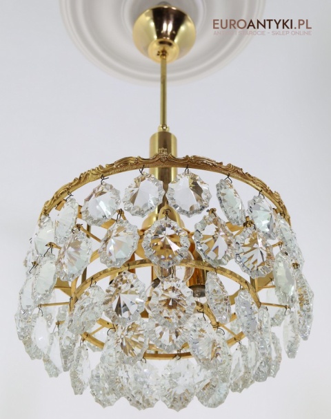 retro oświetlenie salonu z dekoracyjnymi kryształami