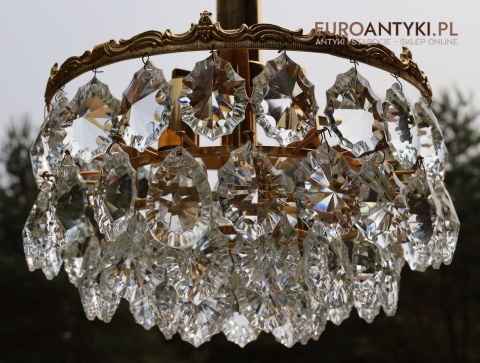 kryształowa lampa do hotelu o efektownym połysku