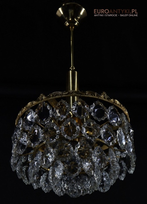 żyrandol do eleganckiego wnętrza z migoczącymi kryształami