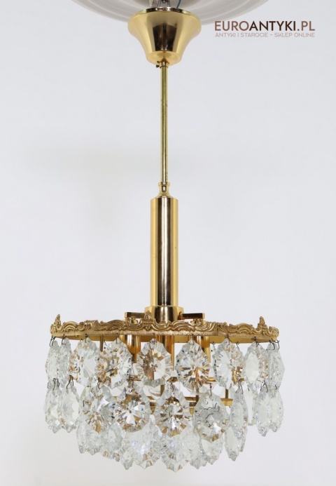 luksusowy żyrandol z kryształkami o intensywnym blasku