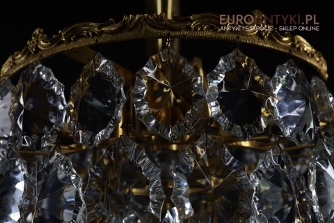 świetliste iluminacje kryształów w stylowym żyrandolu