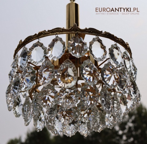 żyrandol z epoki glamour z olśniewającymi kryształami