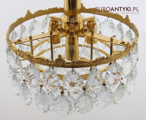 złoty żyrandol retro z efektownym szlifem kryształów