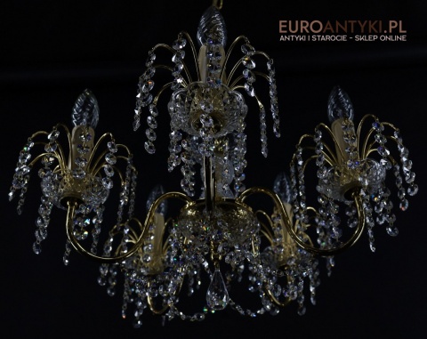 stylowy zyrandol z zawieszkami kryształowymi