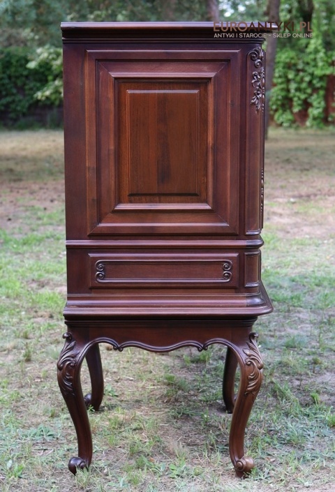 antyczny mebel do eleganckiego salonu