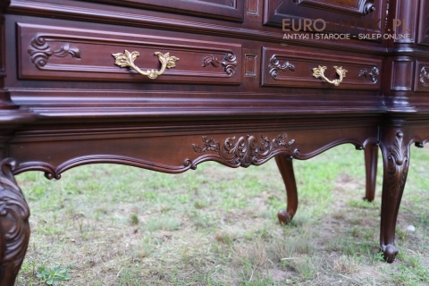komoda ludwikowska z ornamentami roślinnymi