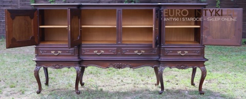 bogato zdobiona komoda w stylu francuskim