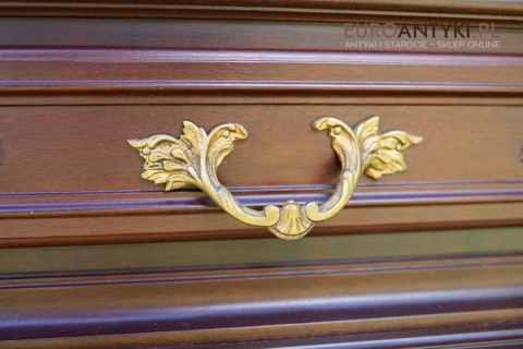 antyczna komoda z brązowymi uchwytami