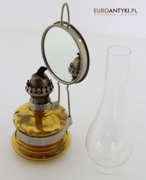 Stara lampa retro naftowa ze szklanym kloszem