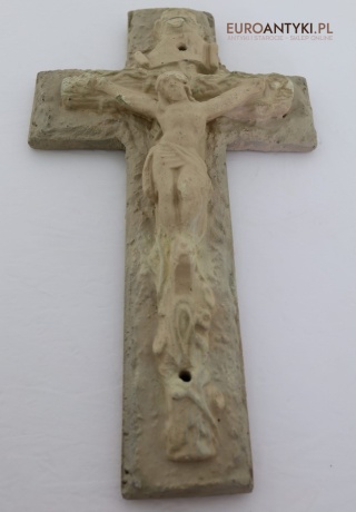 Antyczny krzyż przydrożny z betonu – surowa forma, prymitywizm