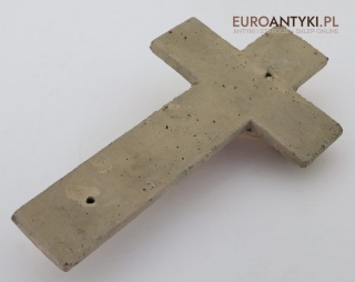 Antyczny krzyż przydrożny z betonu – surowa forma, prymitywizm