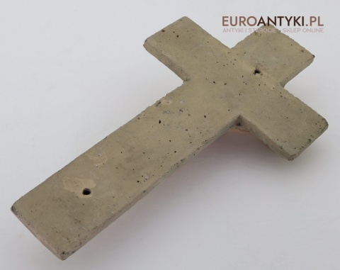 surowy betonowy krzyż