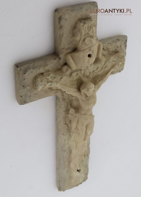 krucyfiks w stylu brutalistycznym
