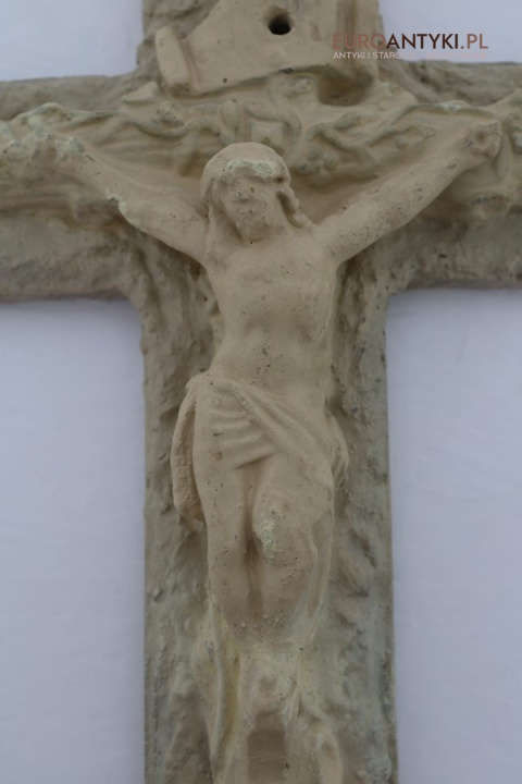 krzyż betonowy surowy styl