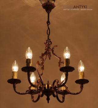 Antyczny żyrandol pałacowy z mosiądzu – klasyczne oświetlenie vintage z połowy XX wieku