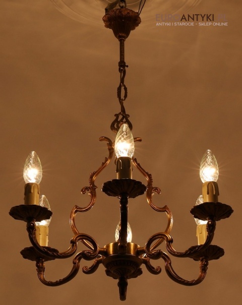 Klasyczny żyrandol retro do jadalni