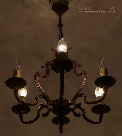 Antyczny żyrandol pałacowy z mosiądzu – klasyczne oświetlenie vintage z połowy XX wieku