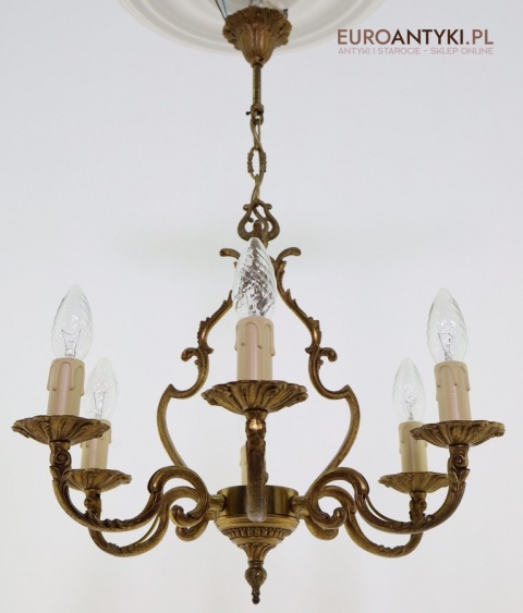 średniej wielkości Mosiężny żyrandol retro w klimacie pałacowym