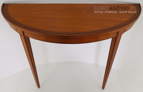 neoklasyczna konsola na smukłych nóżkach