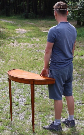 Antyk. Półokrągła konsola z intarsjami – styl georgiański/neoklasyczny