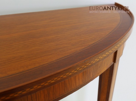 półokrągły blat z intarsjami geometrycznymi