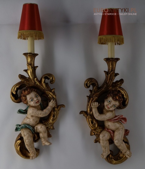 antyczny styl kinkietów z puttami